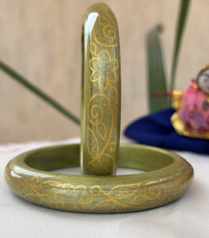 Elegant Jaipur Handmade Lac Bangle with Golden Floral Motif